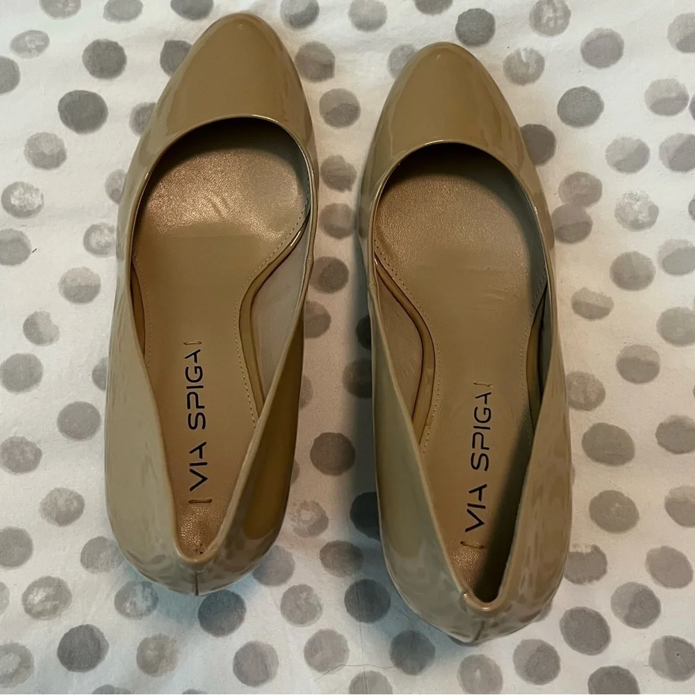 NWT Via Spiga Pamina Nude/Tan Patent Leather Heeled Shoes Size 6